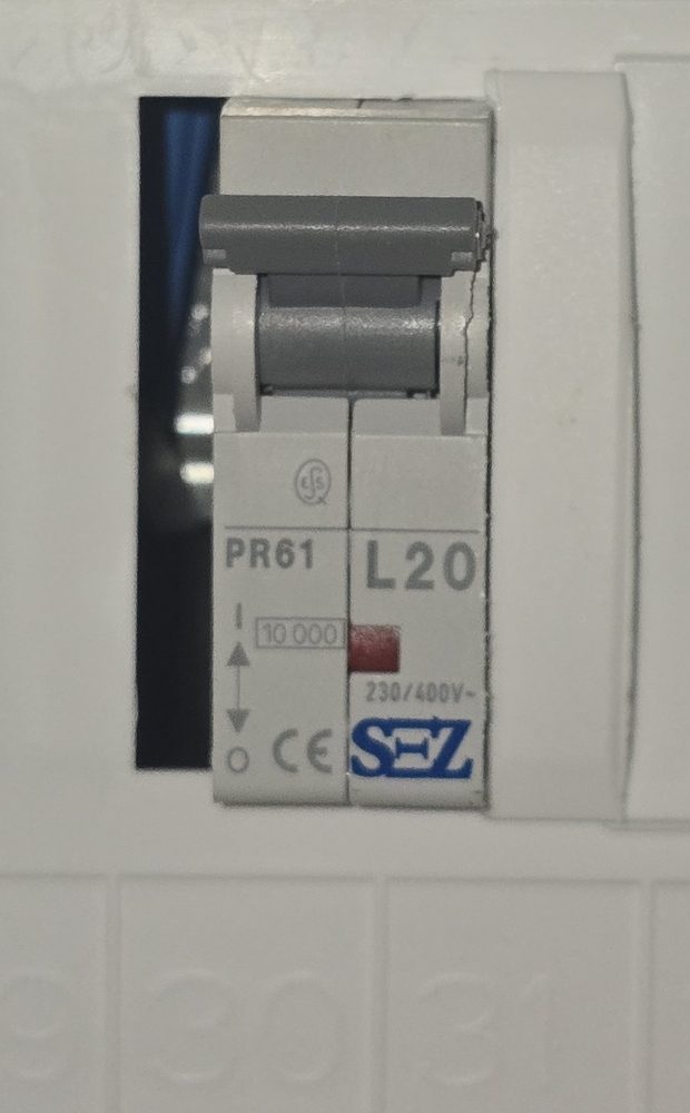 Limitator s oznakom PR61 L20 u ormaru stana